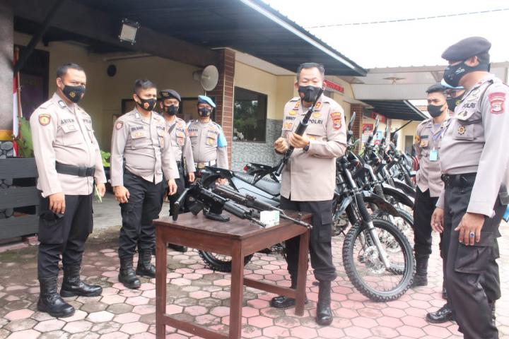 Mengedepankan Kedisiplinan, Kapolres Tubaba Cek Ranmor dan Senpi Anggota Polri