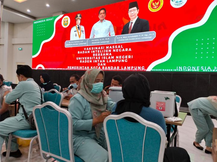 Ratusan Masyarakat Antusias Ikuti Vaksin Yang Digelar BIN dan UIN Raden Inten Lampung