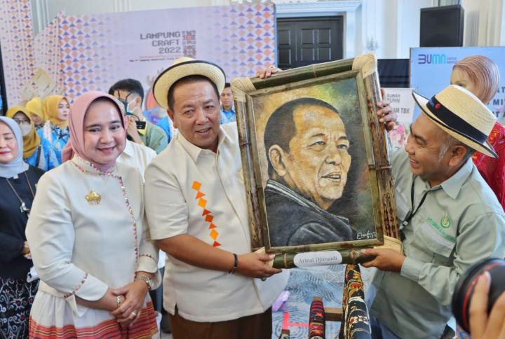 Gubernur Arinal Djunaidi Bersama Ketua Dekranasda Provinsi Lampung Membuka Secara Resmi Perhelatan Lampung Craft ke-3 Tahun 2022