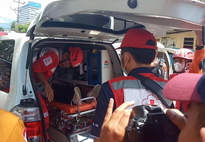 6 Mahasiswa Pingsan Dalam Aksi Unjuk Rasa Di Komplek DPRD Provinsi Lampung