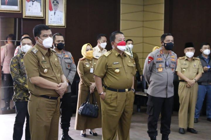 Arinal Djunaidi dan Kapolda Lampung Tinjau Ruang Pusat Penanganan Covid-19 di Lampung Tengah