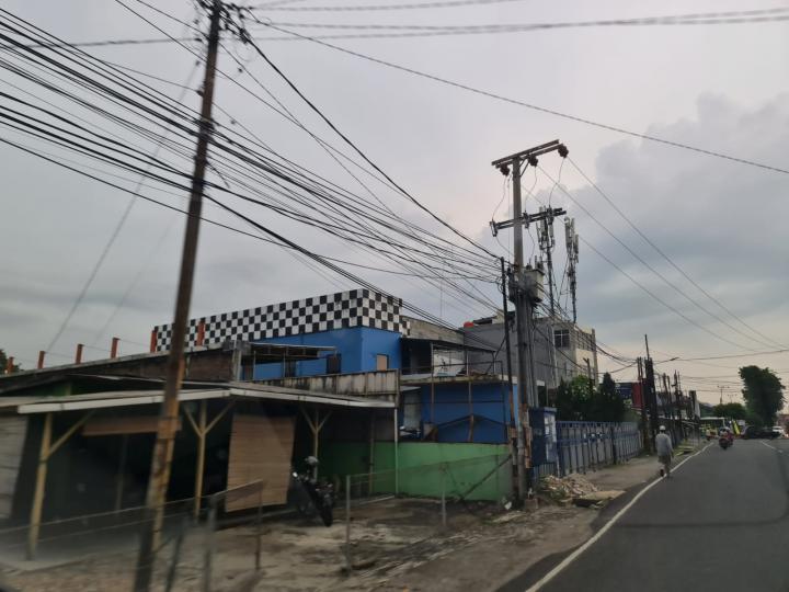 Kabel Listrik dan Kabel Telepon Semrawut Menjadi Kota Bandar Lampung Kumuh Dipandang