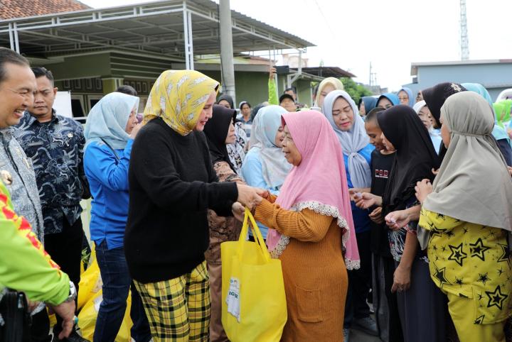 Ibu Riana Sari Arinal Berikan Bantuan Sembako Program Siger Kepada Warga Terdampak Banjir 