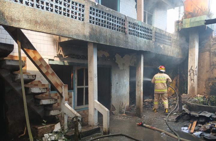 Diduga Berawal dari Pembakaran Sampah, Rumah Tiga Lantai di Kedaton Terbakar