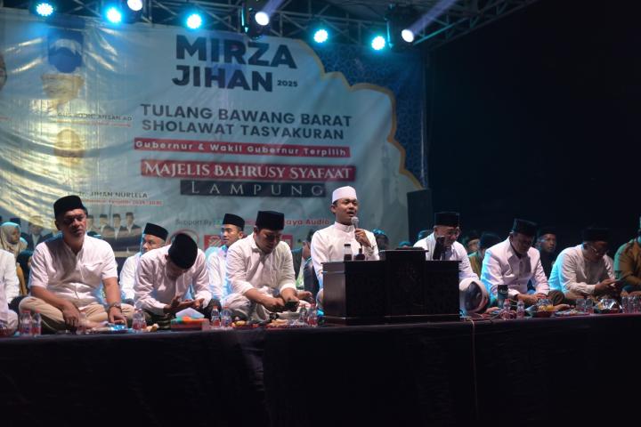 Ribuan Masyarakat di Kabupaten Tulang Bawang Barat Berkumpul Untuk Tasyakuran dan Sholawat Atas Terpilihnya Mirza - Jihan  