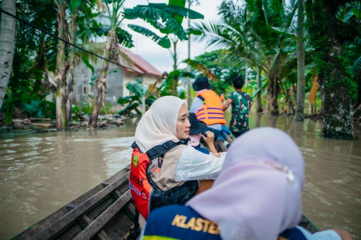 Tinjau Lokasi Banjir di Sragi, dr. Jihan Naik Perahu di Jalan Aspal yang Jadi Sungai