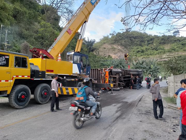 2 Truk Pengangkut Barang Kecelakaan di Tanjakan PJR, Bandar LampungÂ 