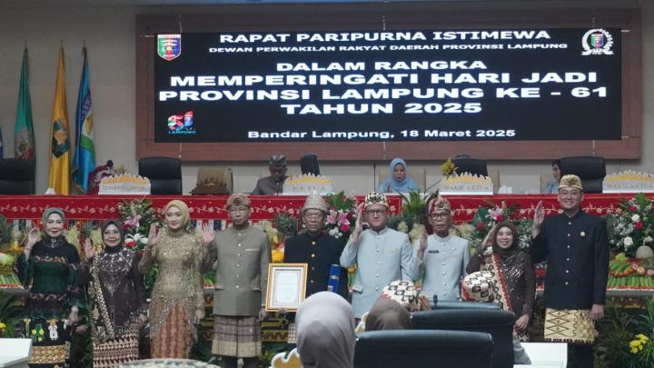 Gubernur Mirza Anugerahkan Wan Abdurachman Sebagai Pahlawan Daerah