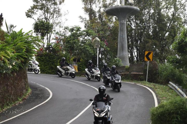 Alasan Jangan Matikan Motor Matic Saat di Turunan   