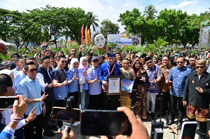 Menko Pangan Zulkifli Hasan Takjub Dengan Penampilan 1500 Siswa Siswi Lampung Selatan Dalam Pagelaran Tari Tuping 12 Wajah