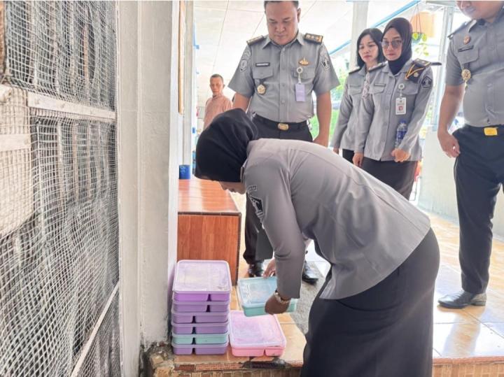 Komitmen Beri Pelayanan Terbaik, Kalapas Kelas I Bandar Lampung Awasi Langsung Penyajian Hingga Distribusi Makanan