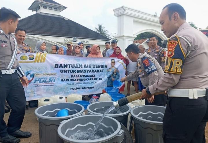 Atasi Keterbatasan Air Bersih, Polda Lampung Salurkan Bantuan 16.000 Liter untuk Warga Pesawaran