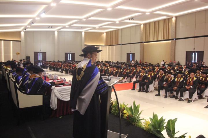 UBL Wisuda 802 Lulusan: Rektor Ajak Jaga Nama Baik Almamater dan Berkontribusi bagi Bangsa   