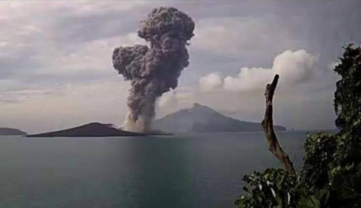 Gunung Anak Krakatau kembali erupsi setinggi 1.500 meter