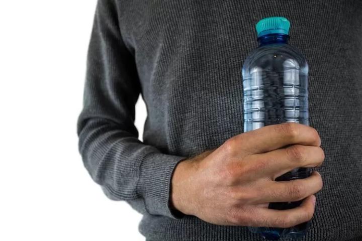Botol Air Minum di Motor Bisa Sebabkan Kanker, Benarkah?