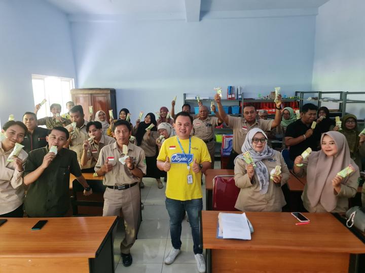 Bentuk Apresiasi Untuk Pahlawan Tanpa Tanda Jasa, JOYDAY Kirimkan Ribuan Es Krim Gratis Untuk Para Guru Ke Beberapa Sekolah di Indonesia 