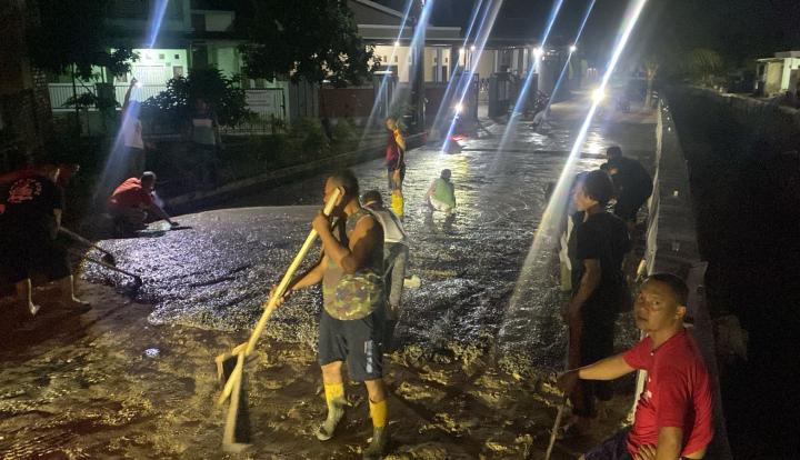 Jalan Rusak Tak Kunjung Diperbaiki, Warga Hajimena Perbaiki Secara Swadaya