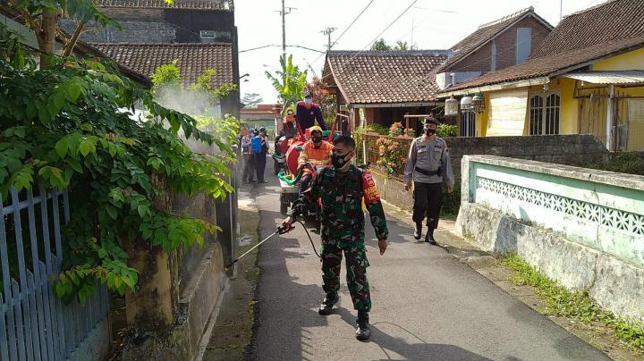 Warga Antusias PPKM Darurat, Kasdim Magelang Pimpin Apel Penyemprotan Disinfektan