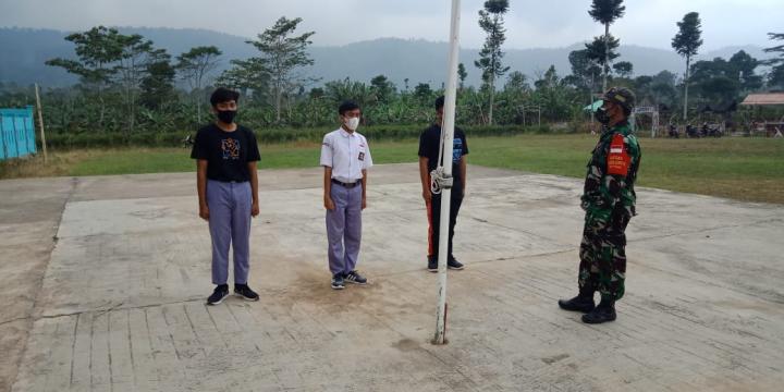 Pupuk Jiwa Nasionalisme, Babinsa Koramil 422-05/Belalau Latih Anggota Paskibraka
