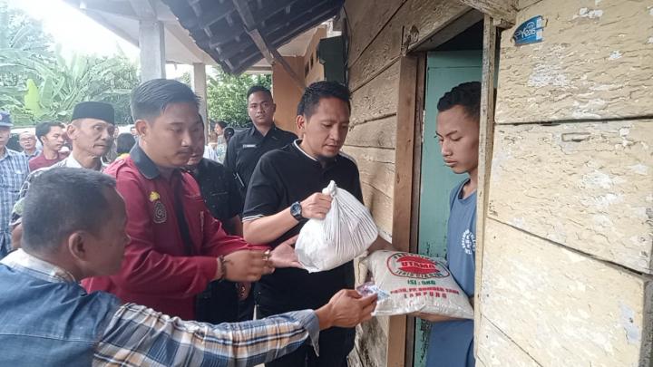 Pemkab Lampura Bagikan 500 Paket Sembako
