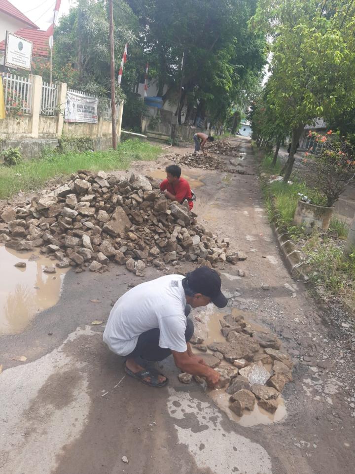 PT Tunas Surya Bumindo Laksanakan Kontribusi Perbaikan Jalan Lingkungan 