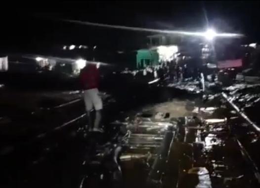 Warga Terisolir, Jembatan Muhara Lebak Terputus Diterjang Banjir