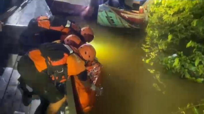 Perahu Terbalik Saat Angin Kencang, Lansia Ditemukan Tewas Tenggelam di Sungai Tulang Bawang