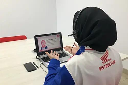 AHM Berbagi Tips Berkendara Aman dan Tetap Stylish untuk Perempuan   