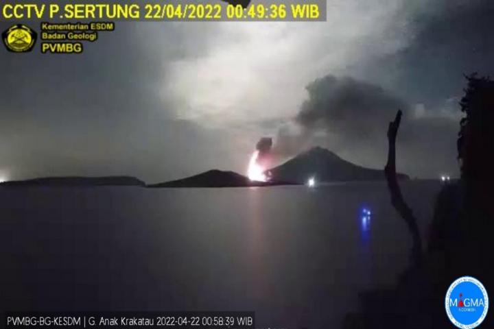 Dinihari Tadi, Gunung Anak Krakatau Lampung Selatan Alami Dua Kali Erupsi