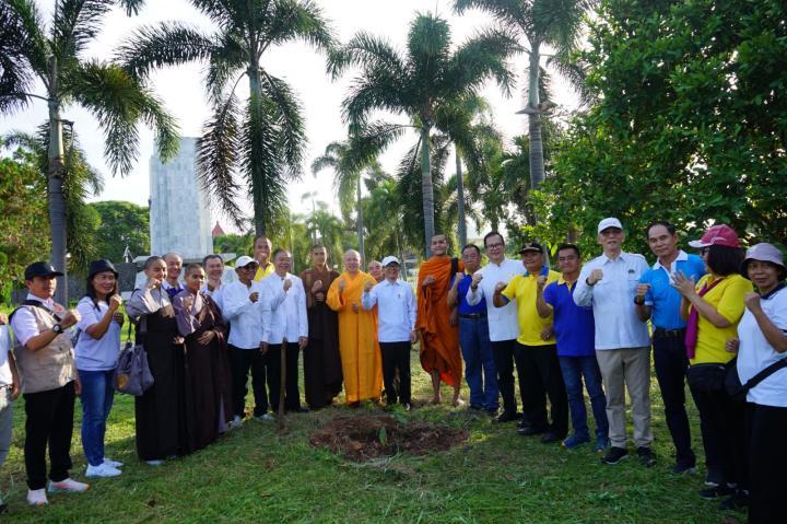 Bersih Taman Makam Pahlawan, Umat Buddha Lampung Tunjukkan Cinta Tanah Air dan Peduli Alam