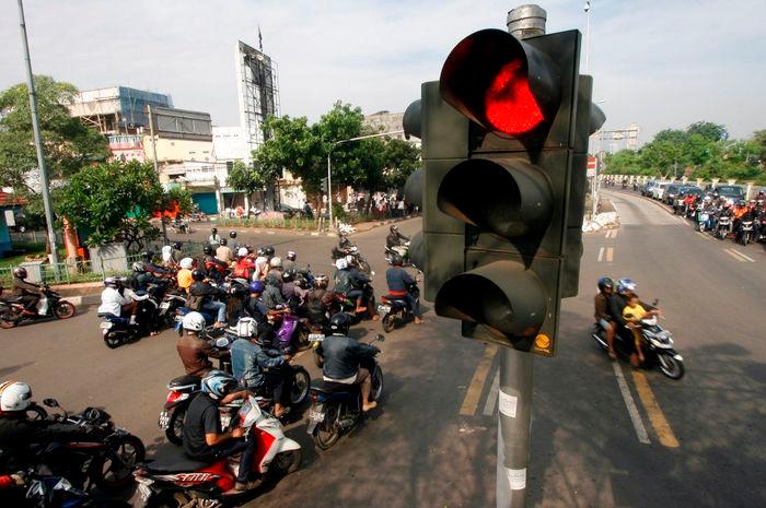 Tips Pijakan Kaki Yang Diturunkan Saat Di Lampu Merah   