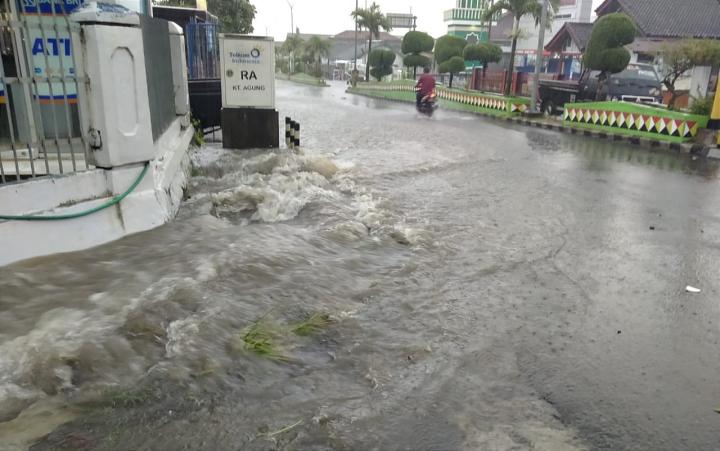 Ketika Pembangunan Infrastruktur Salah Kaprah: Drainase Tertutup Bikin Banjir Meluap  