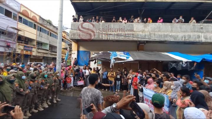 Tolak Relokasi, Puluhan Pedagang Kaki Lima Halangi Petugas
