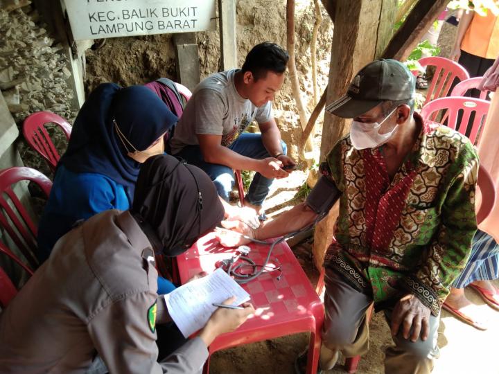 Tim Vaksinator Polres Lambar, Gelar Vaksin Yang Suukit Terjangkau Di Pekon Bahway