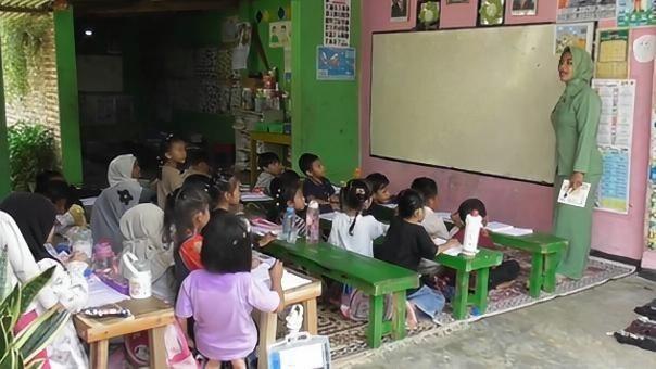 Sentuhan Hangat Istri Babinsa Jauhkan Anak Desa dari Candu Gawai