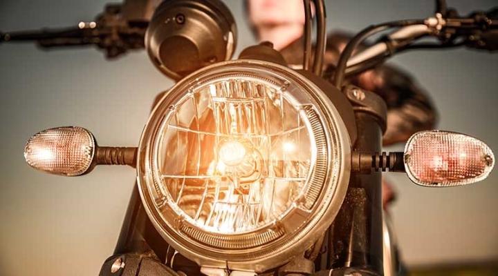 Apa Benar Lampu Motor Terus Menyala, Bikin Aki Tekor?   