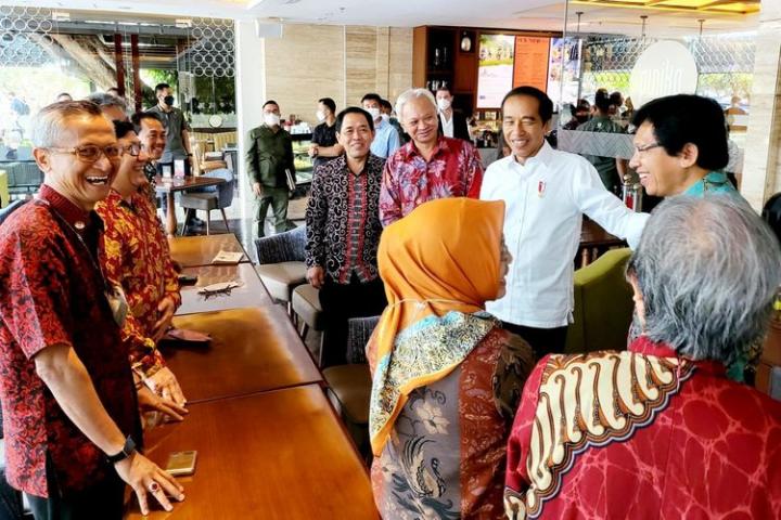 Jokowi Bertemu Dengan Teman se-Angkatan di UGM, Tertawakan Isu Ijazah Palsu