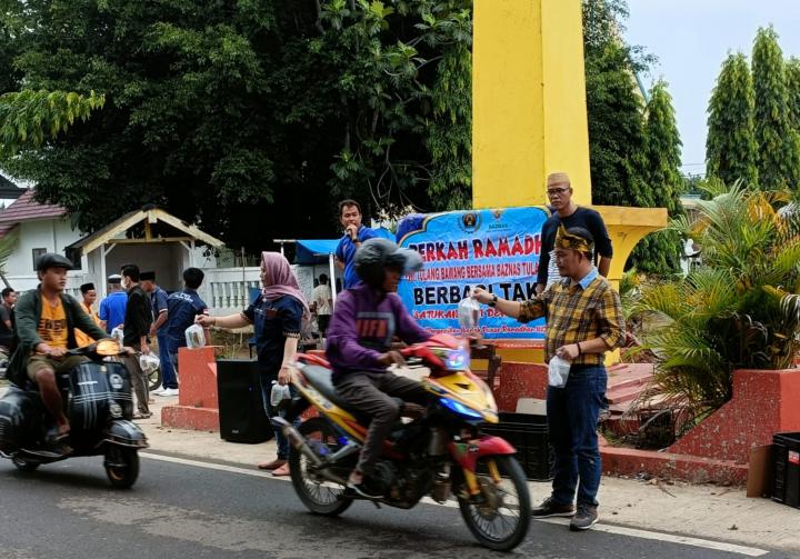 PWI dan Baznas Tuba Bagi-Bagi Takjil di Bulan Ramadhan