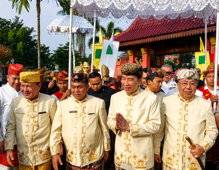 Dalam Nuansa Nemui Nyimah, Jokowi Terima Gelar Adat Baginda Pemuka Bangsa dari Lima Kerajaan Lampung