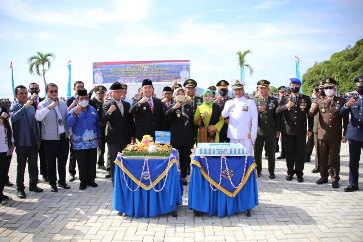Wagub Chusnunia Chalim dan Forkopimda Provinsi Lampung Hadiri Upacara HUT TNI AL Ke-77 di Mako Lanal Lampung Caligi  