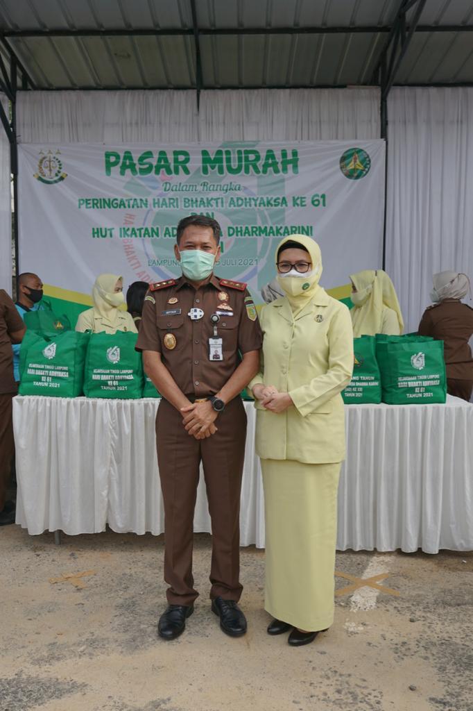Kejati Lampung Adakan Pasar Murah Dan Penyerahan Sembako