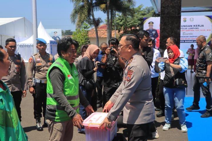Ringankan Beban Warga, Kapolda Lampung Bagikan 50 Paket Sembako untuk Pekerja Informal   