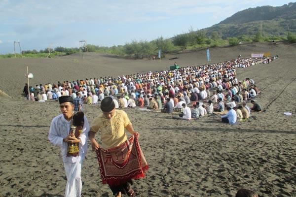 Setelah 2 Tahun Dilarang, Gumuk Pasir Parangtritis Kembali Digunakan Untuk Shalat Idul Fitri 1443 H