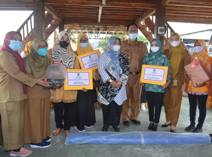 FKWT Berjaya Serahkan Bantuan Terpal Kolam, Bibit Lele, dan Pakan Stimulan Untuk 12 KWT