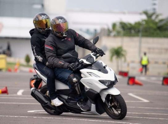 Tips Aman Bagi Penumpang Saat Naik dan Turun Sepeda Motor
