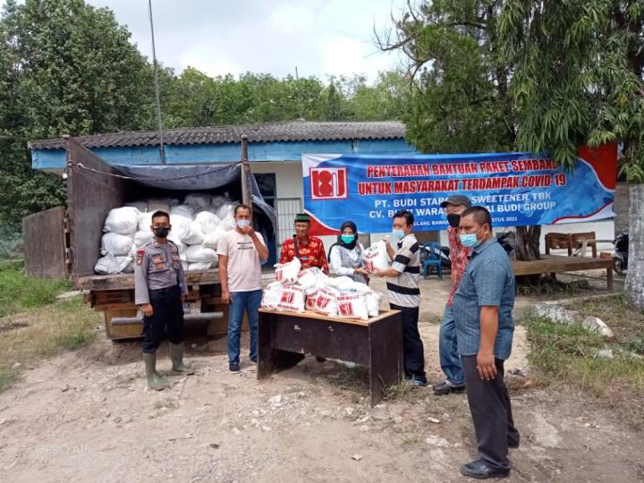 Masa Pademi Covid-19, PT BSSW Tiyuh Penumangan Bagikan 600 Paket Sembako Kepada Warga