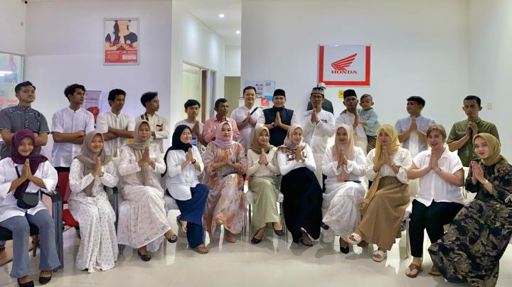 TDM Kota Gajah Bagikan Takjil Kepada Konsumen Honda 