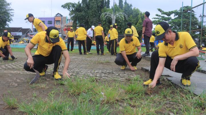 Puluhan Personel Polres Metro Gelar Jumat Bersih 