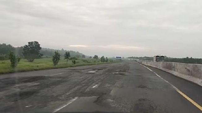 Waspada ! Berbayar, Jalan Tol Trans Sumatera Terpeka Rusak Parah