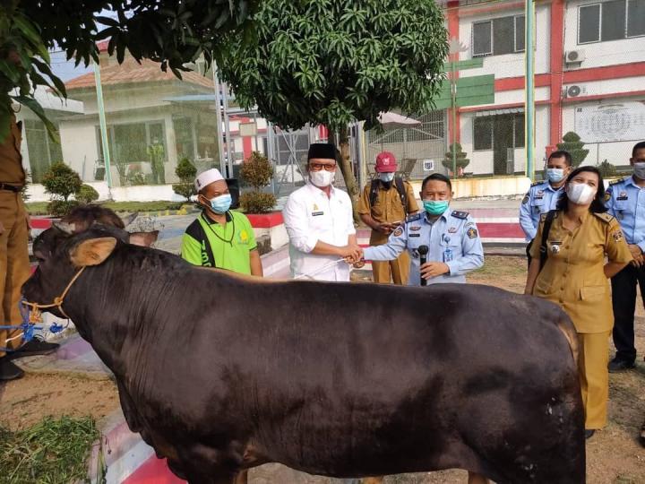Lembaga Pemasyarakatan (Lapas) Gunung Sugih Terima Bantuan Kurban dari Bupati Lampung Tengah